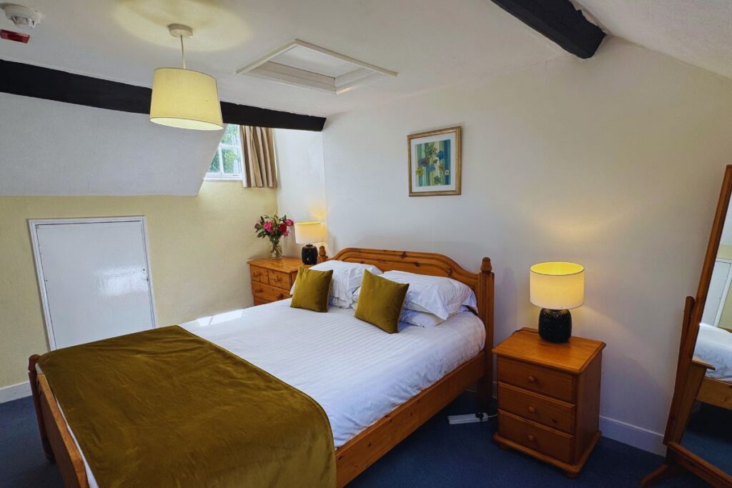 Iveing House king bedroom