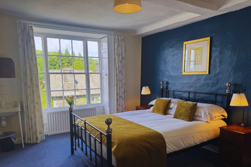 Iveing House king bedroom
